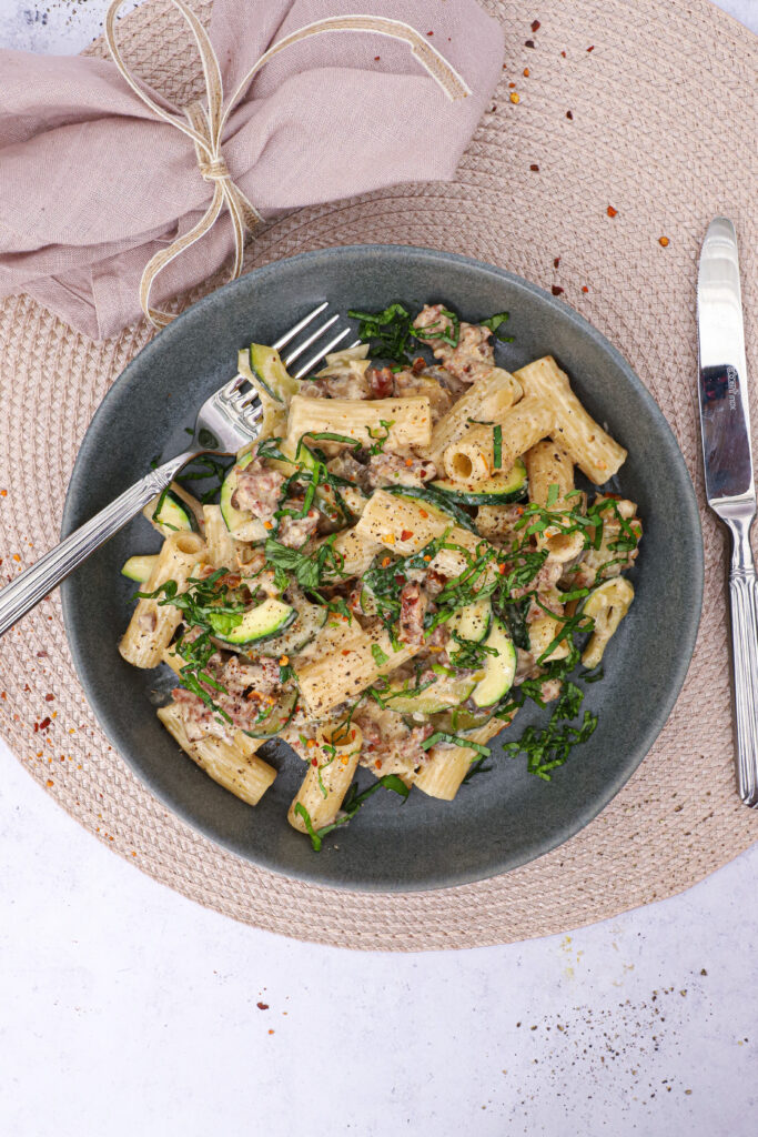 Pasta med salsiccia, svampe og mascarpone - Opskrift på cremet pasta