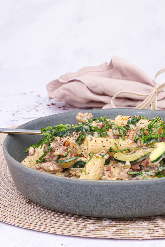 Pasta med salsiccia, svampe og mascarpone - Opskrift på cremet pasta