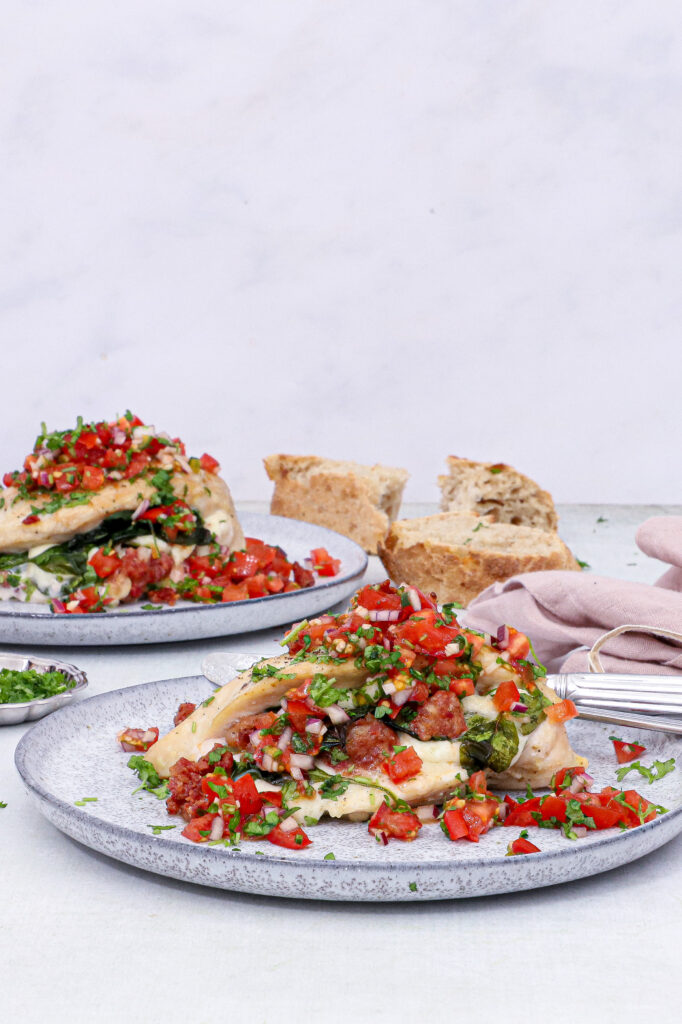 Fyldt kyllingefilet med tomatsalsa - Opskrift på fyldt kyllingebryst