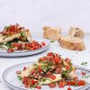 Fyldt kyllingefilet med tomatsalsa - Opskrift på fyldt kyllingebryst