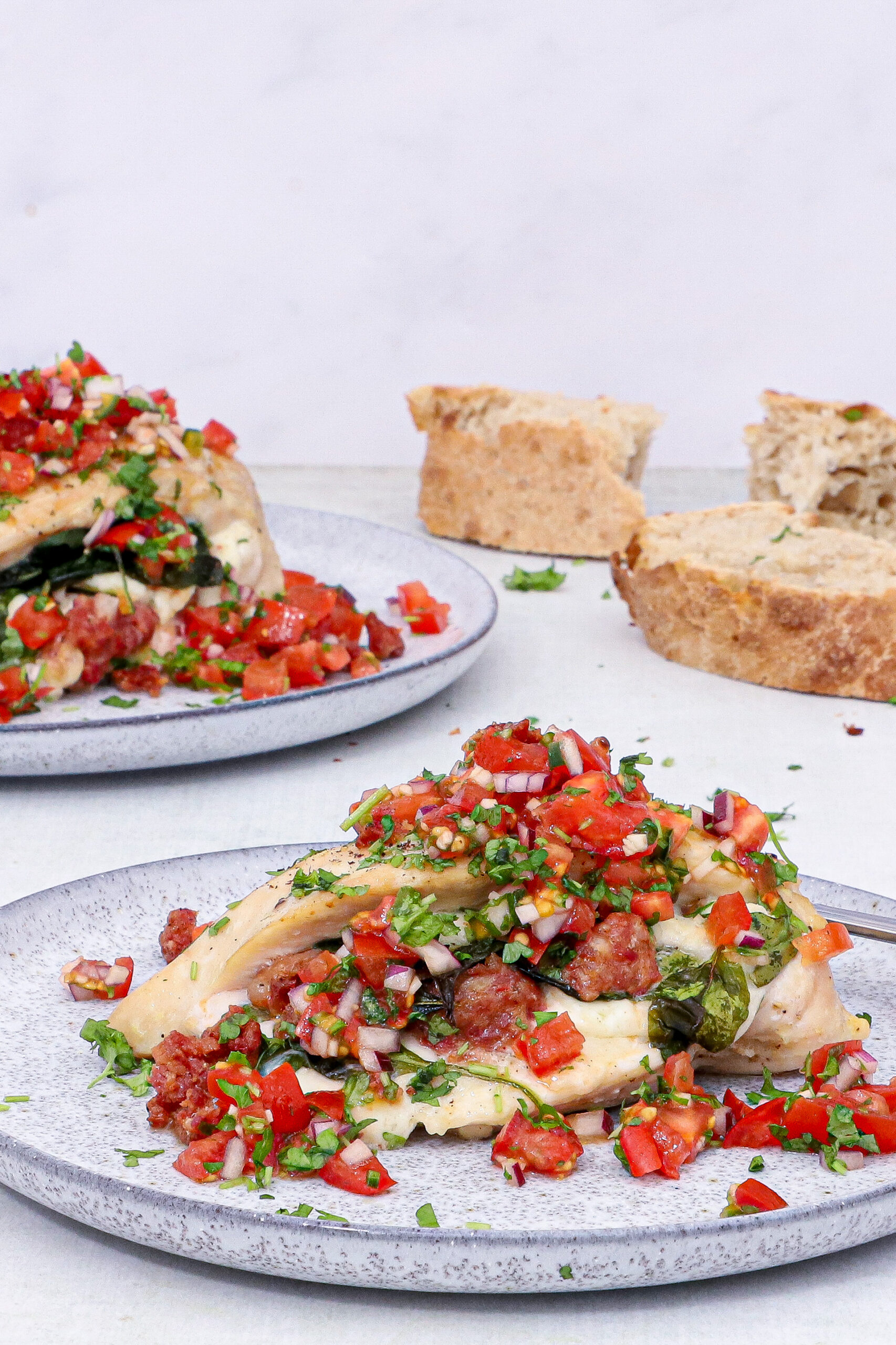 Fyldt kyllingefilet med tomatsalsa - Opskrift på fyldt kyllingebryst
