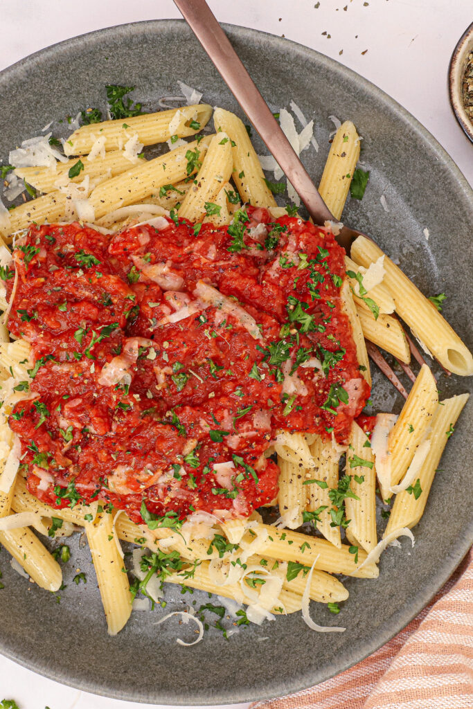 Ultra nem og lækker pasta med en skøn krydret tomatsauce, - enkelt og fyldt med smag.