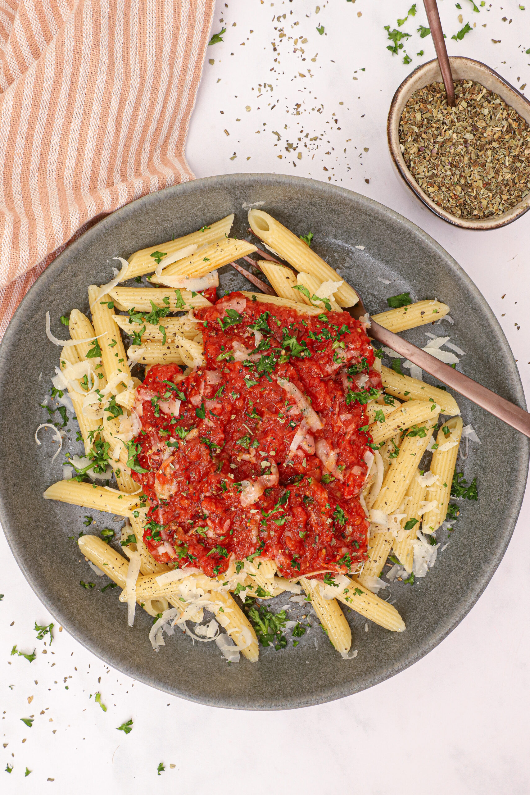 Pasta med krydret tomatsauce - Opskrift på nem og hurtig tomatsauce