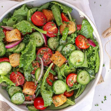 Grøn salat med agurk, tomat og rødløg - Opskrift på sprød salat