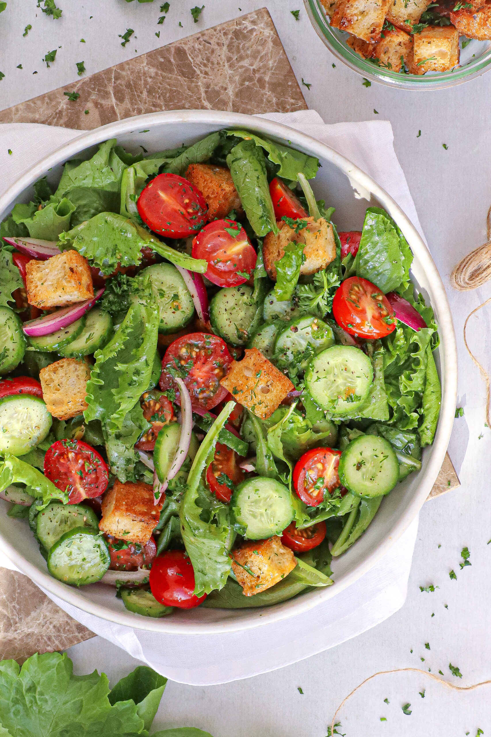 Grøn salat med agurk, tomat og rødløg - Opskrift på sprød salat