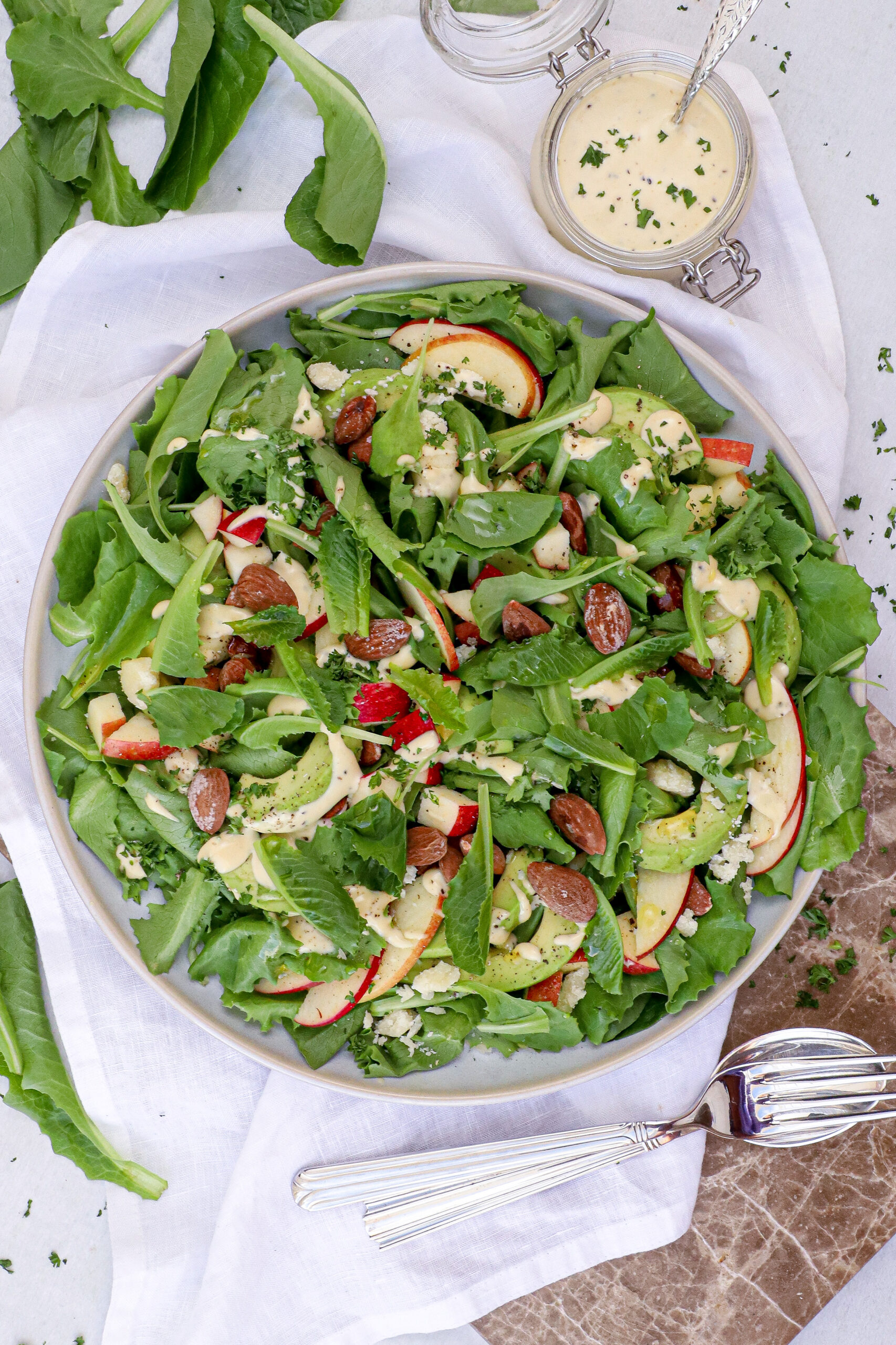 Grøn salat med avocado, æbler og parmesandressing - Opskrift med romainesalat