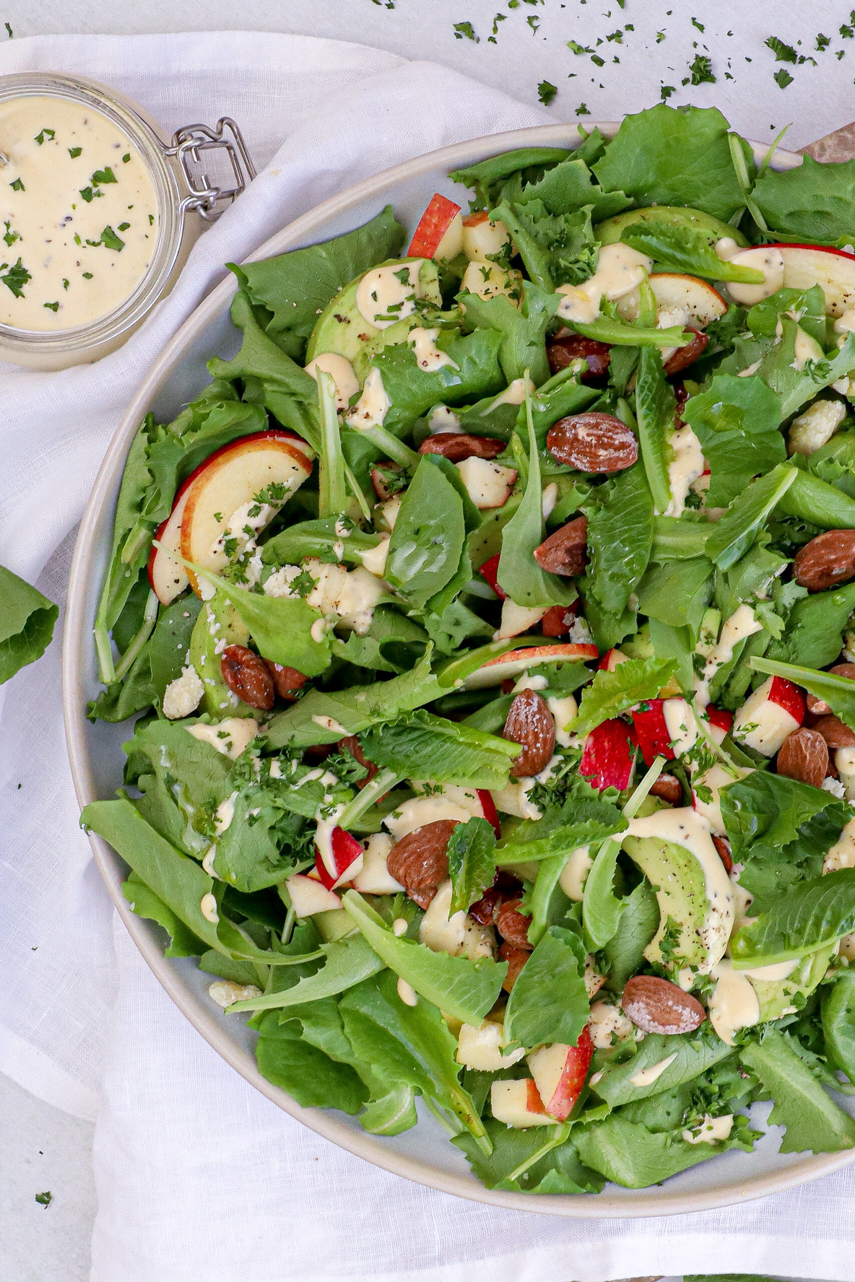 Grøn salat med avocado, æbler og parmesandressing - Opskrift med romainesalat