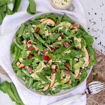 Grøn salat med avocado, æbler og parmesandressing - Opskrift med romainesalat