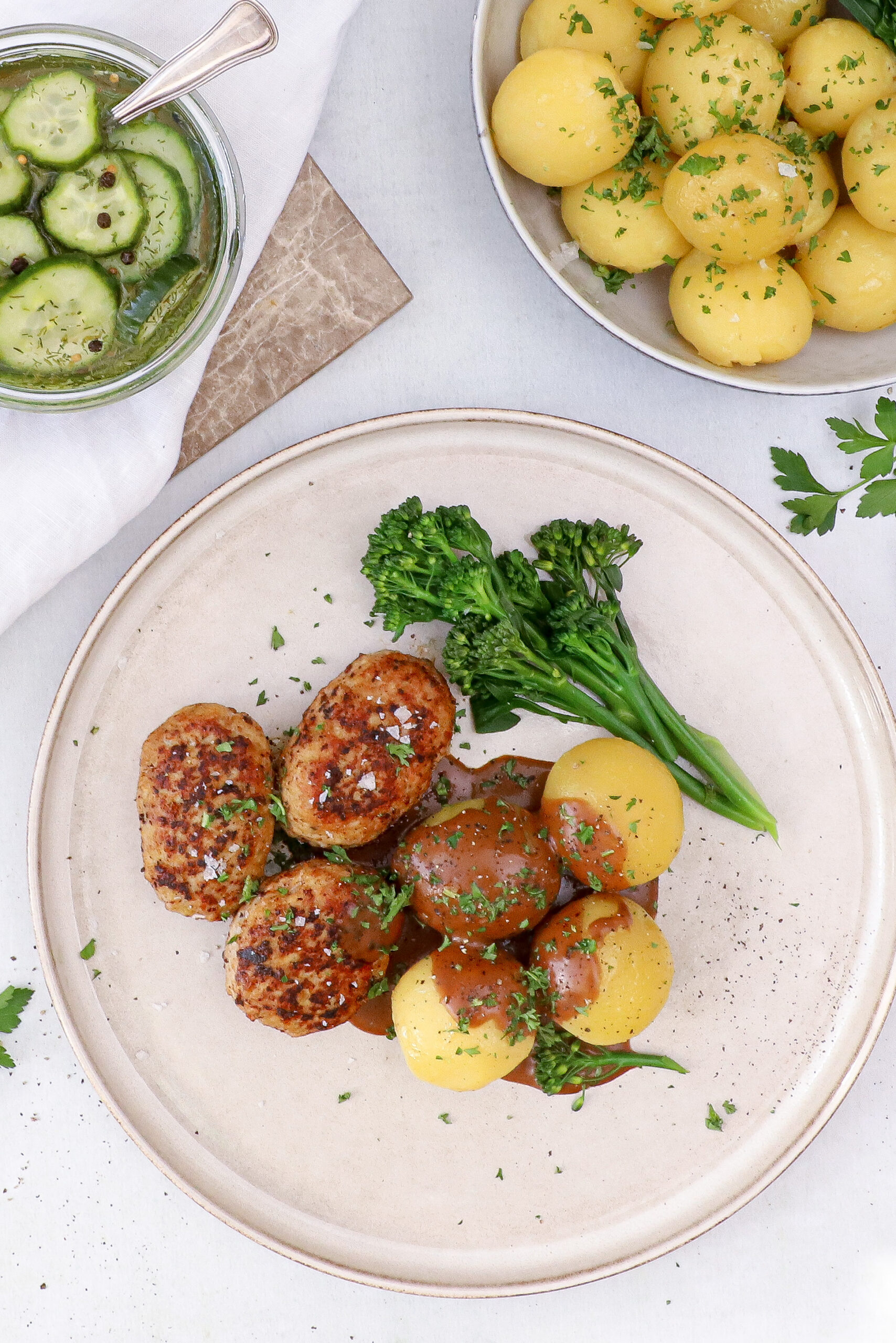 Frikadeller med kartofler og brun sauce - Pandestegte frikadeller