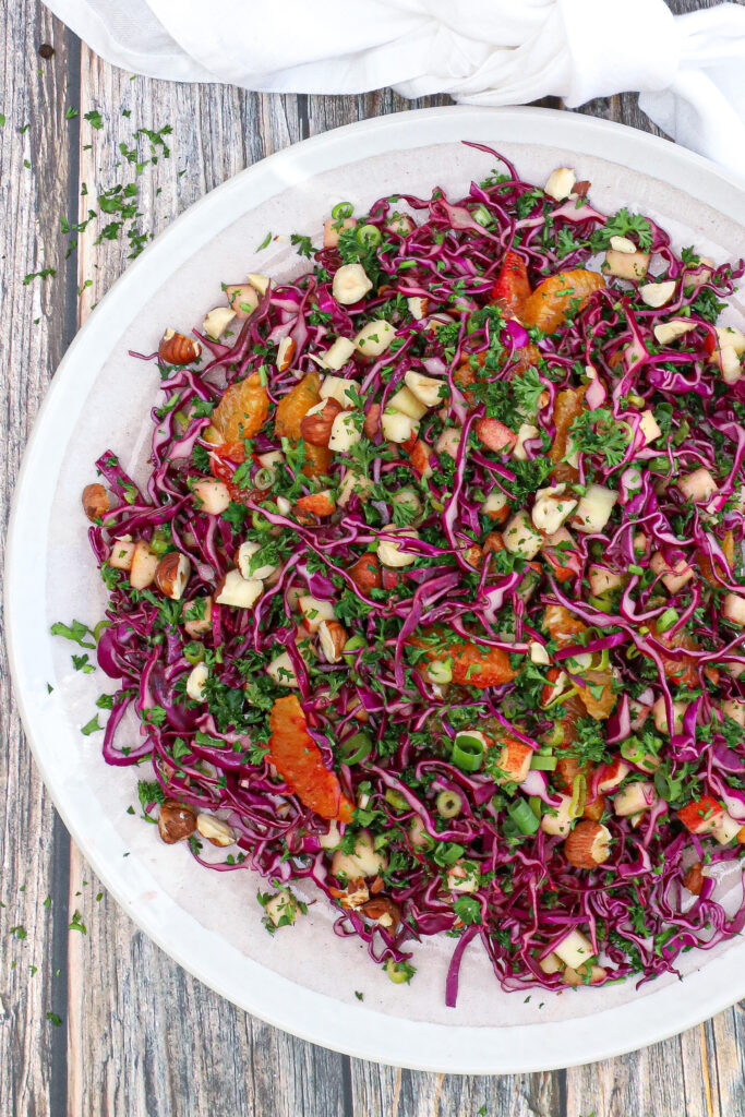 Kålsalat med æble, appelsin og hasselnødder - Opskrift på spidskålssalat