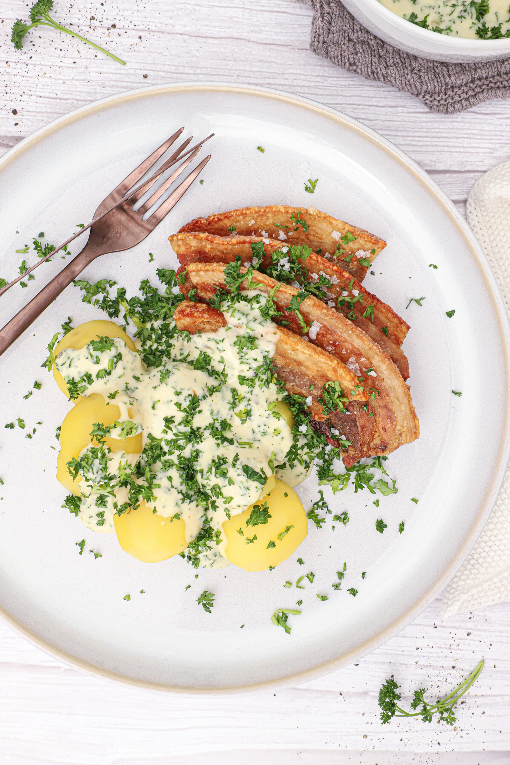 Stegt flæsk med persillesauce - Opskrift på stegt flæsk i ovn