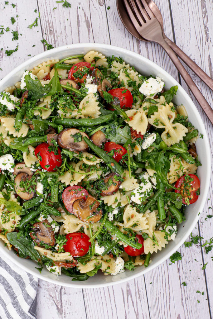 Pastasalat med tomat, svampe og bønner - Opskrift på nem pastasalat
