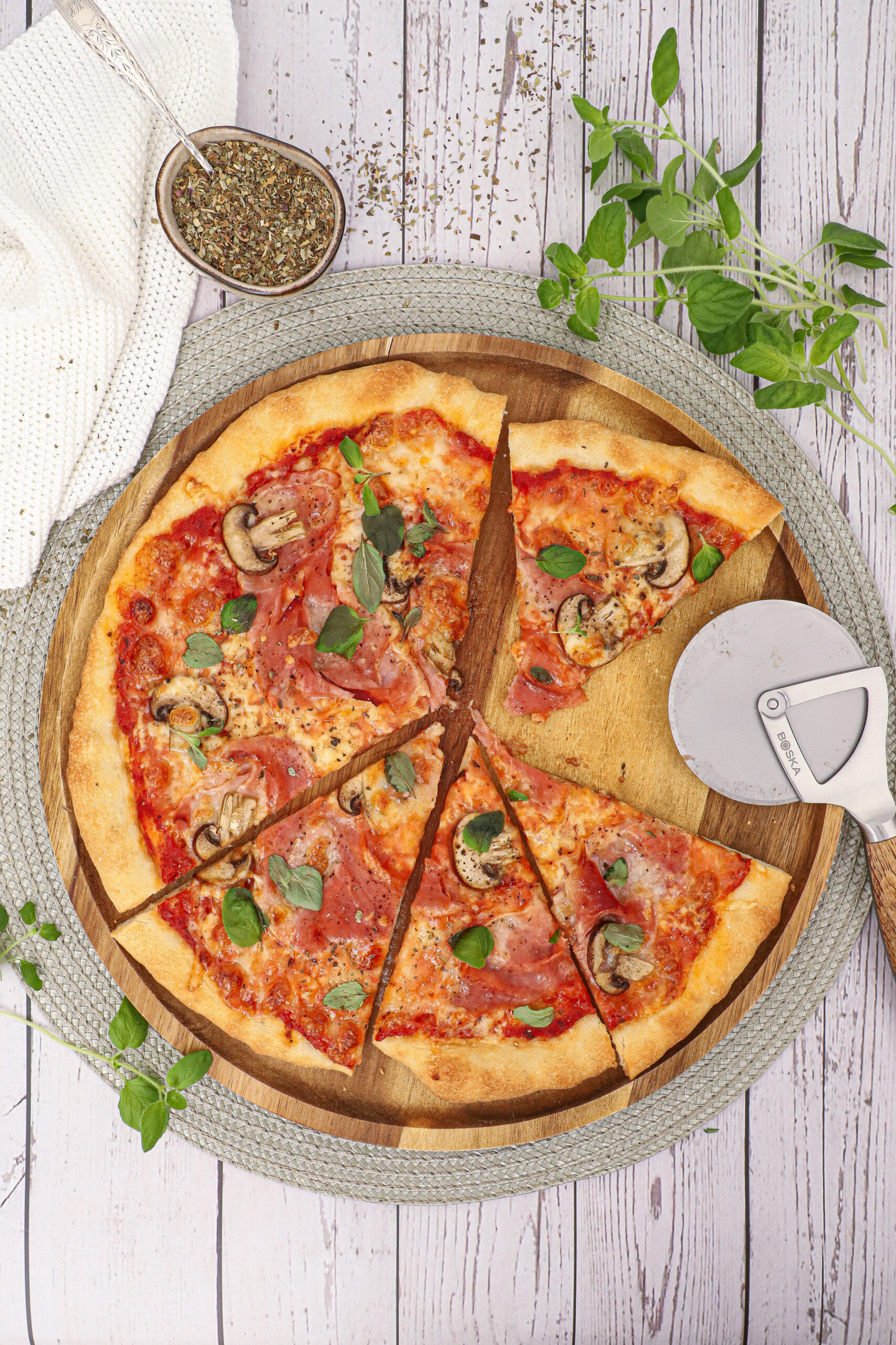 Pizza med skinke og champignon - Opskrift på skinke pizza