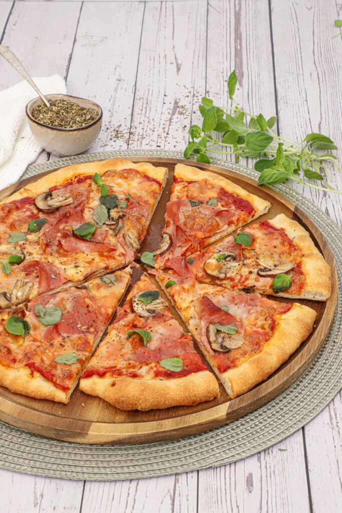 Pizza med skinke og champignon - Opskrift på skinke pizza