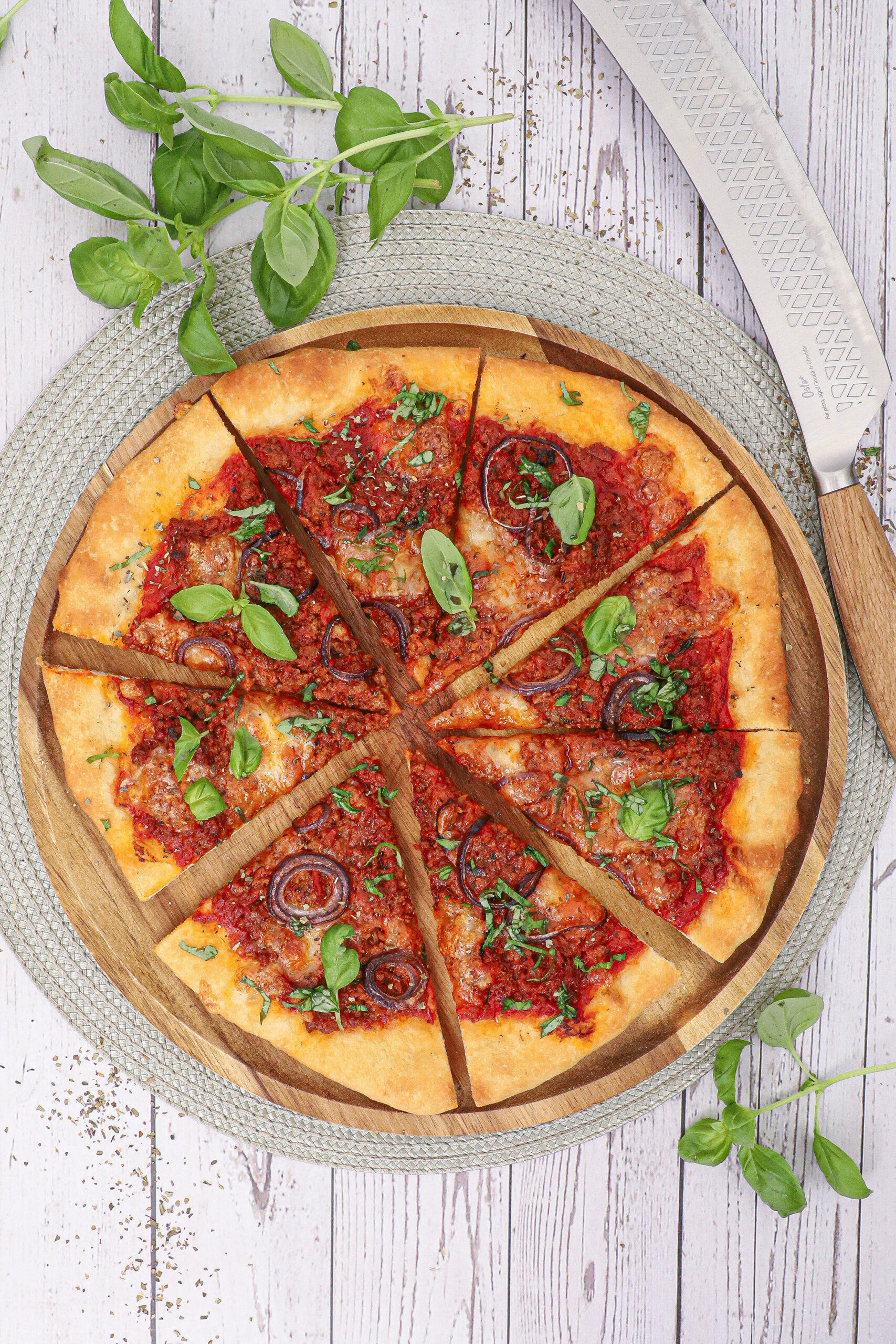 Pizza med kødsauce - Opskrift på pizza med kødsovs og rødløg