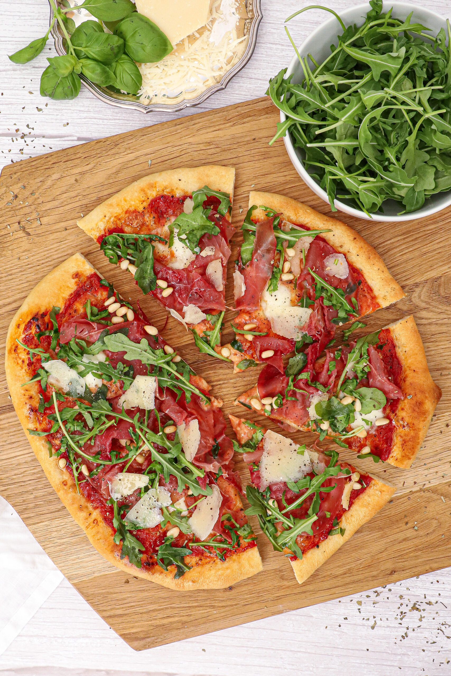 Pizza med bresaola, parmesan og ruccola - Inspiration til pizza topping