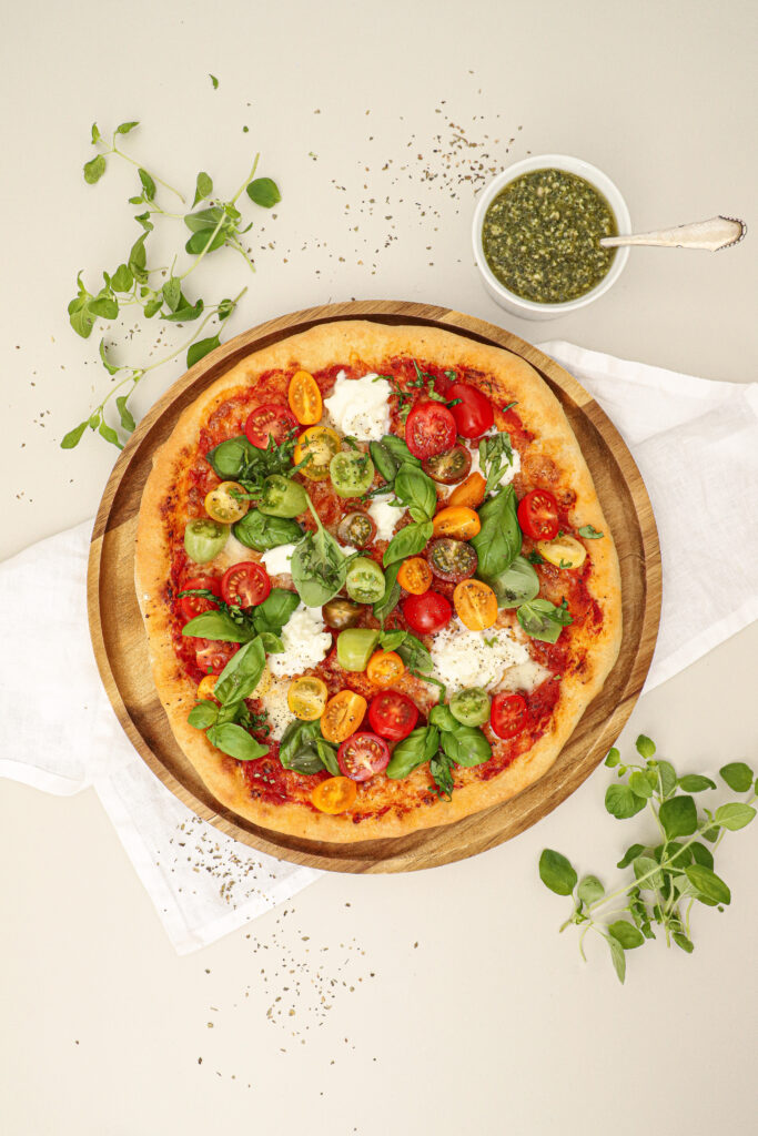 Pizza caprese - Pizza med friske tomater, mozzarella og basilikum