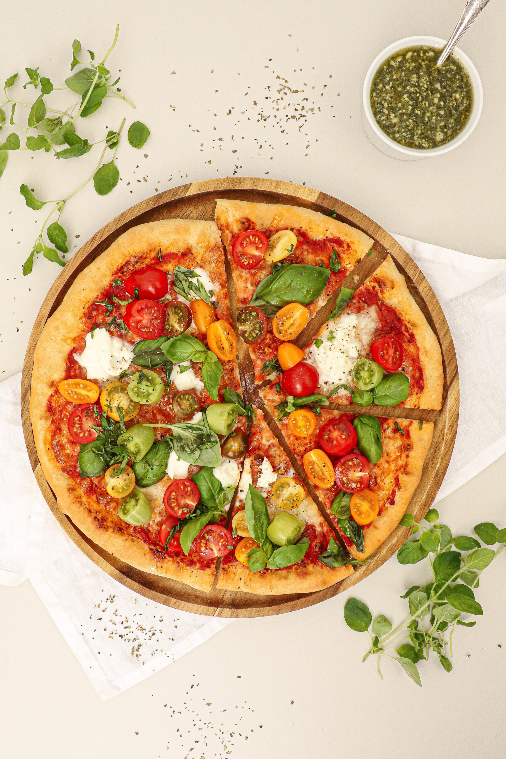 Pizza caprese - Pizza med friske tomater, mozzarella og basilikum