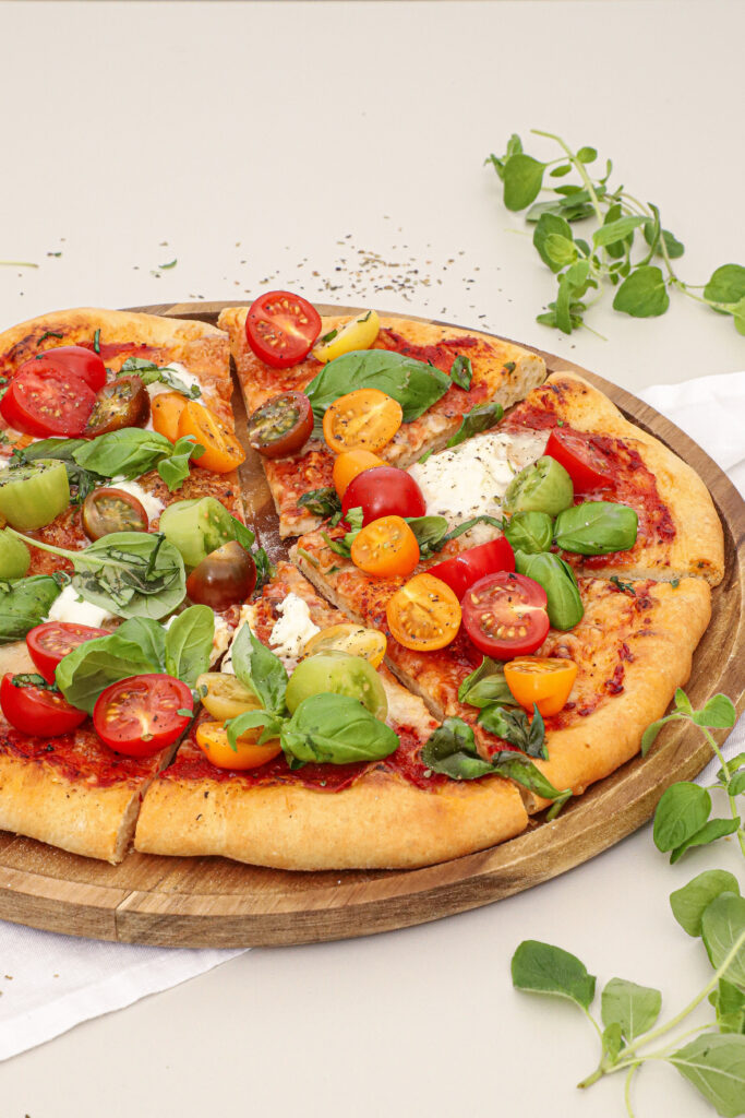 Pizza caprese - Pizza med friske tomater, mozzarella og basilikum