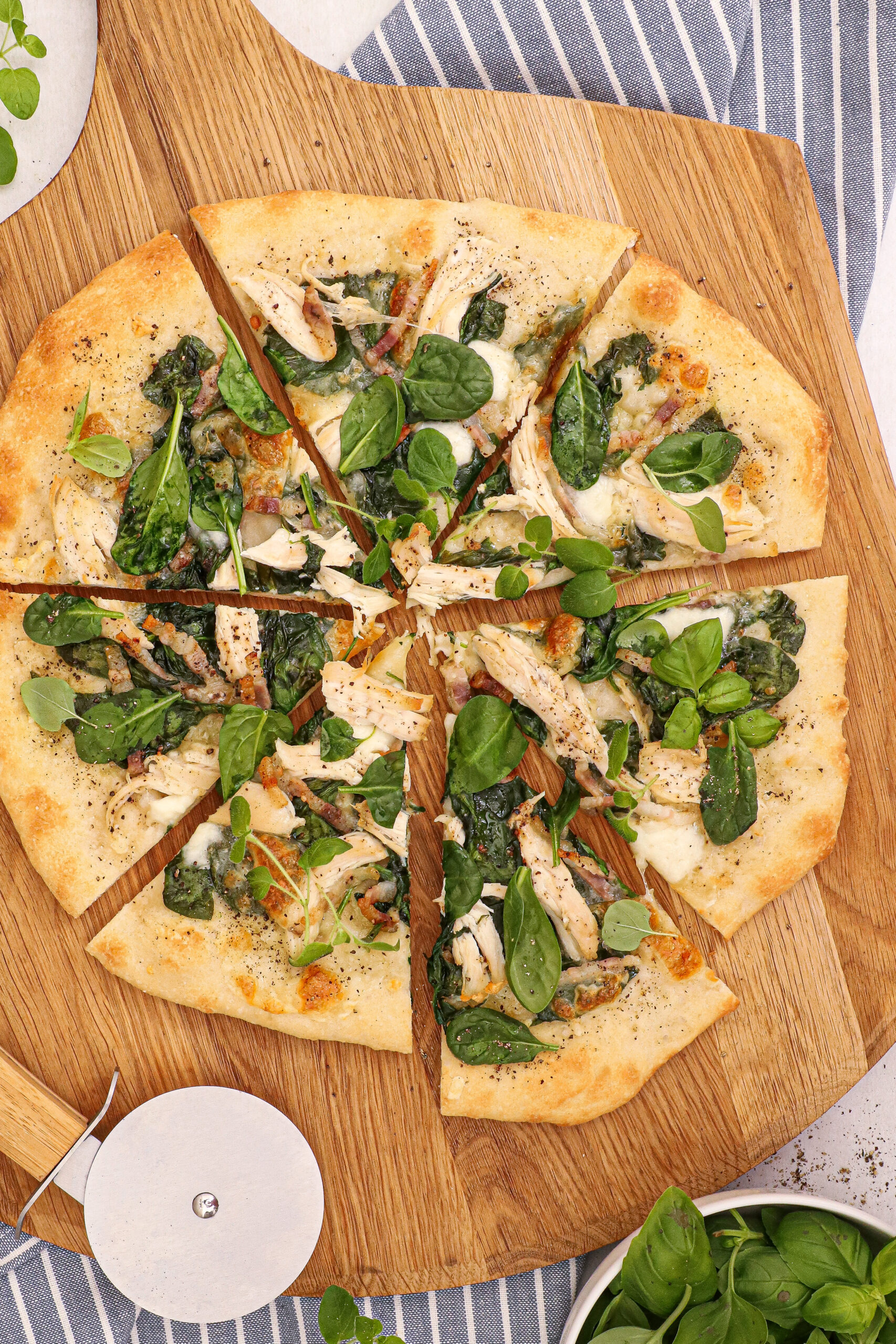 Hvid pizza med kylling, pancetta og spinat - Opskrift på pizza med kylling