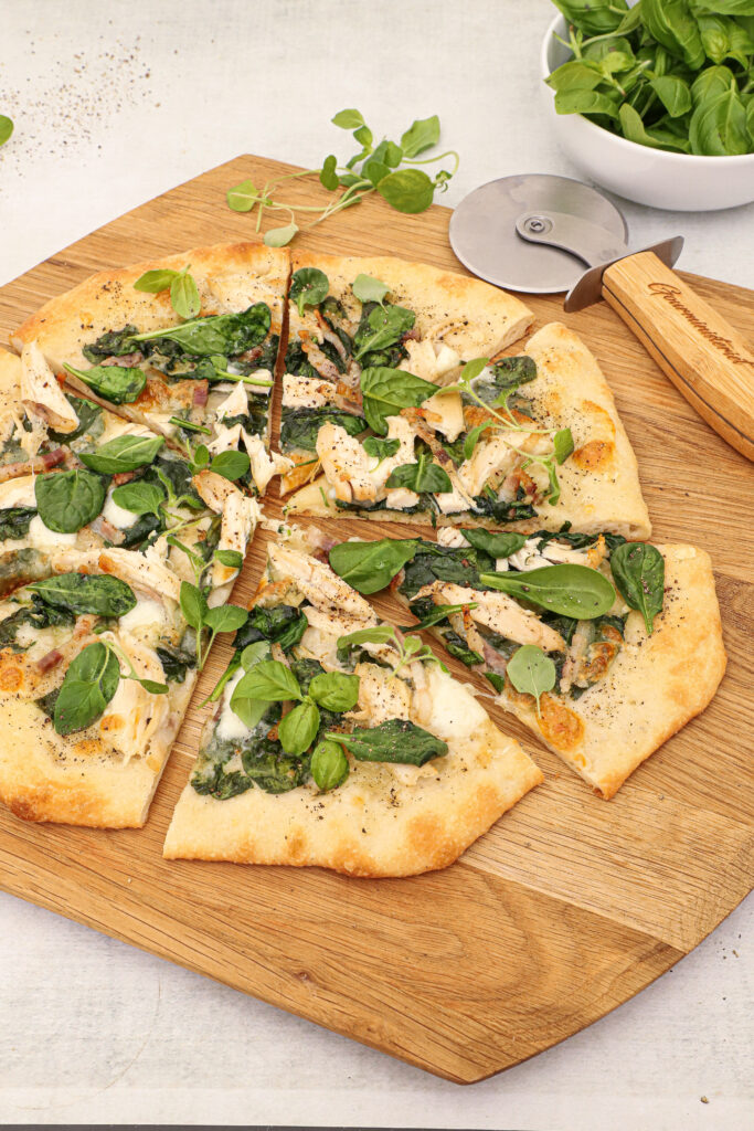 Hvid pizza med kylling, pancetta og spinat - Opskrift på pizza med kylling