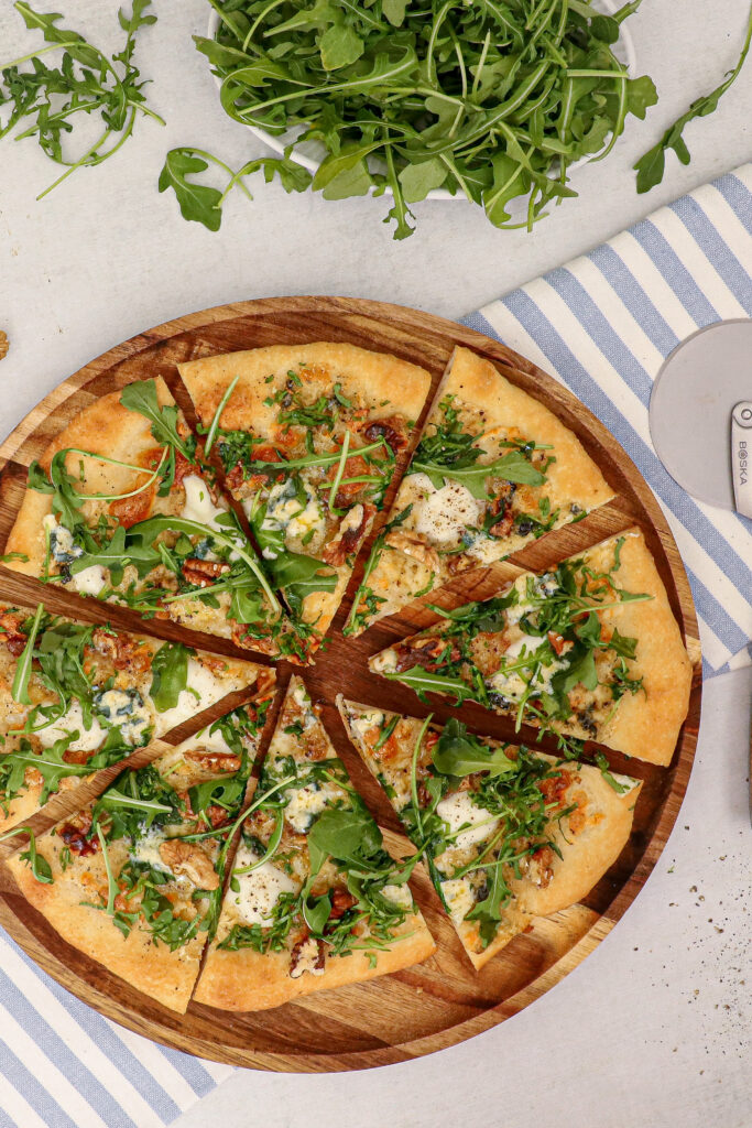 Pizza med blåskimmel, valnødder og ruccola - Pizza med blå kornblomst