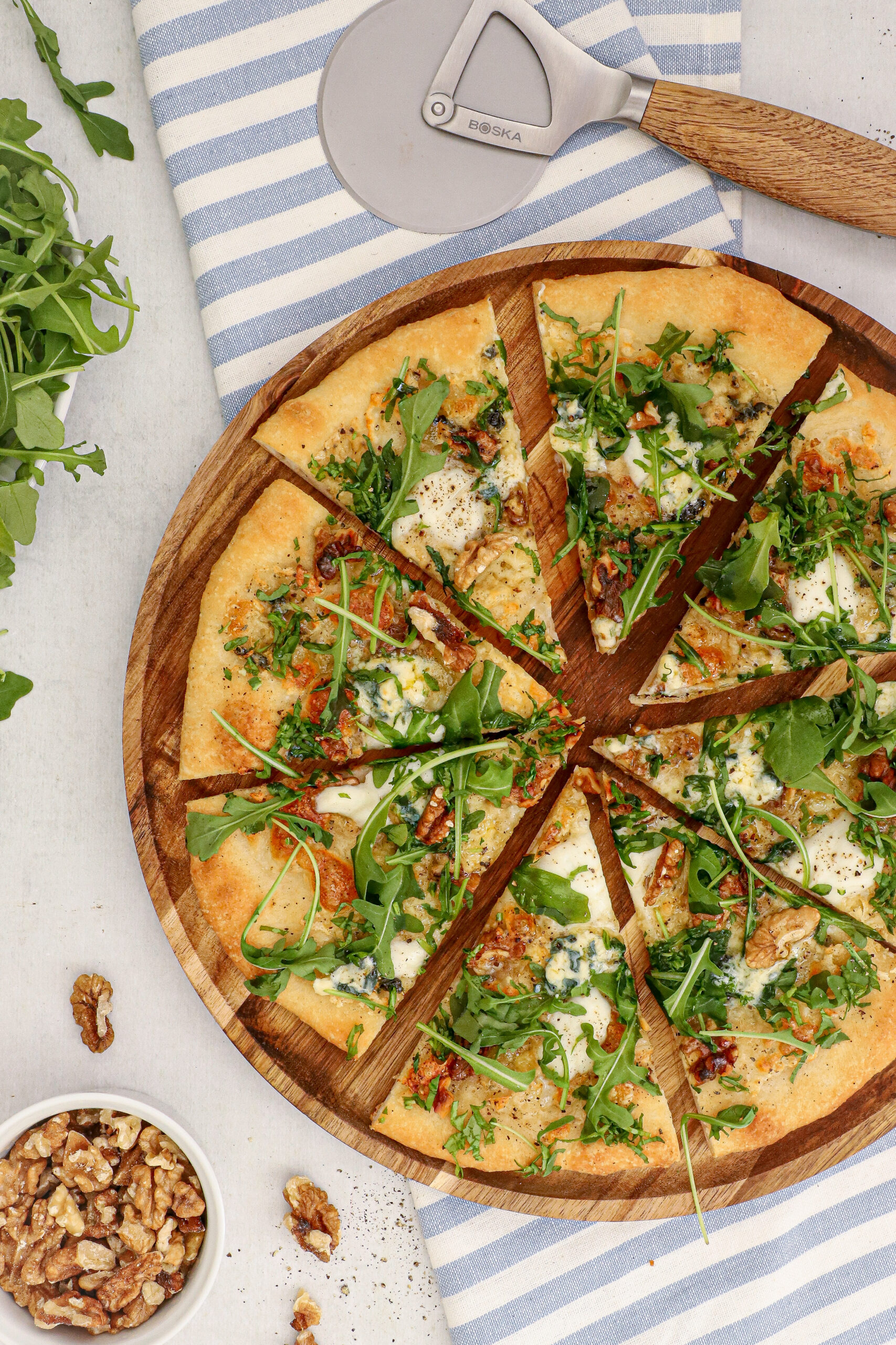 Pizza med blåskimmel, valnødder og ruccola - Pizza med blå kornblomst