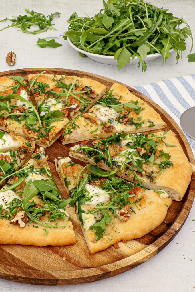 Pizza med blåskimmel, valnødder og ruccola - Pizza med blå kornblomst