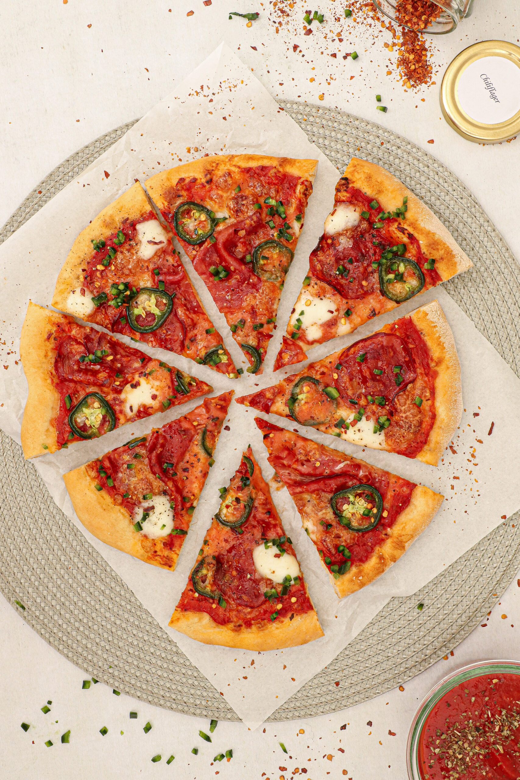 Pizza Diavolo - Opskrift på pizza med stærk salami og chili