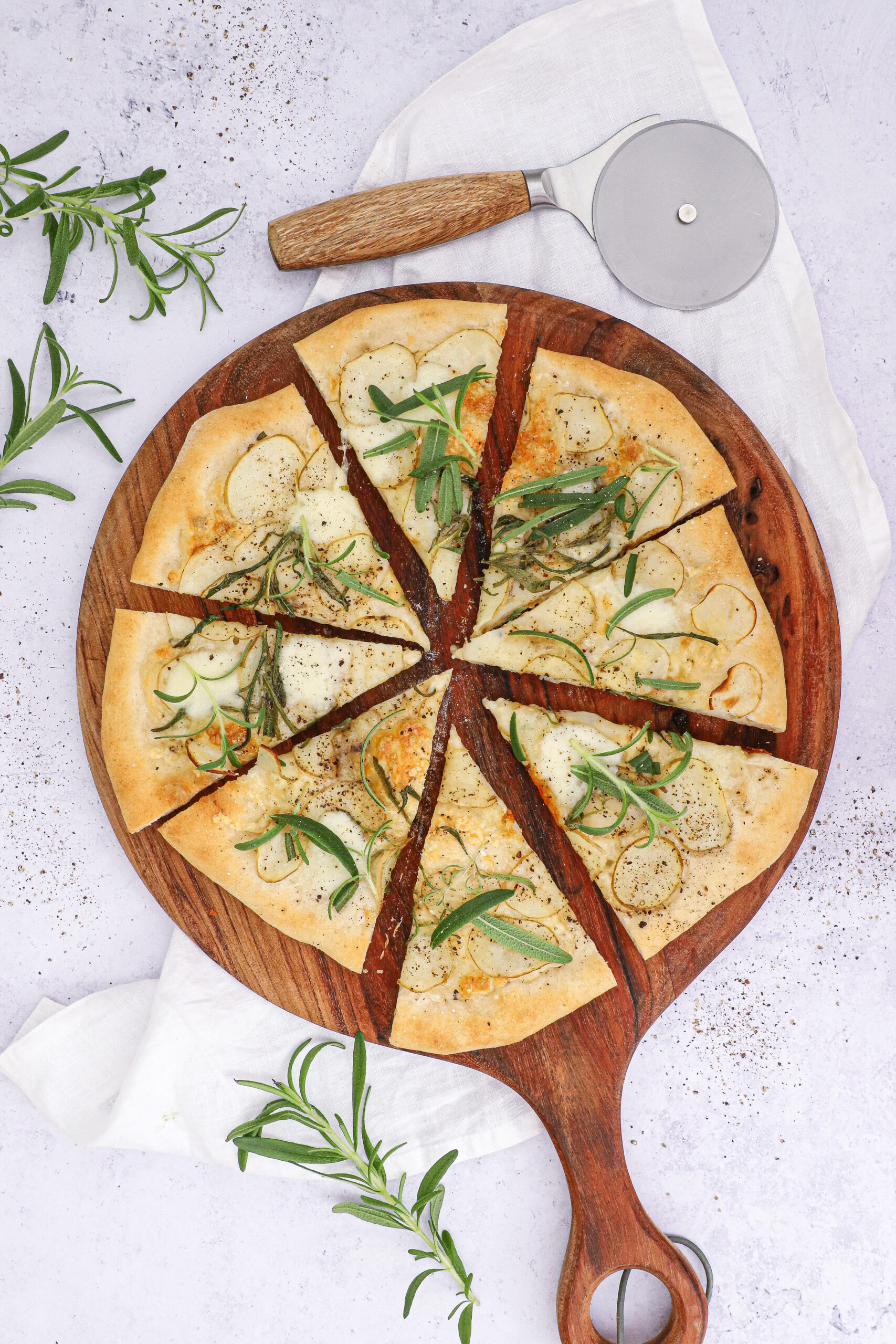 Hvid pizza med kartoffel og rosmarin - Opskrift på kartoffelpizza