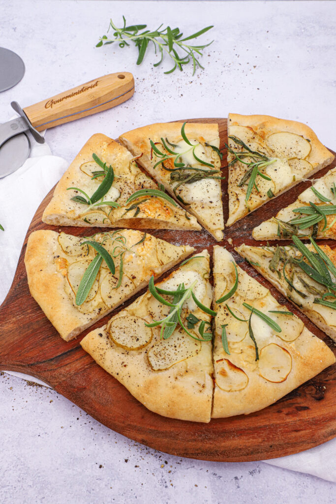 Hvid pizza med kartoffel og rosmarin - Opskrift på kartoffelpizza