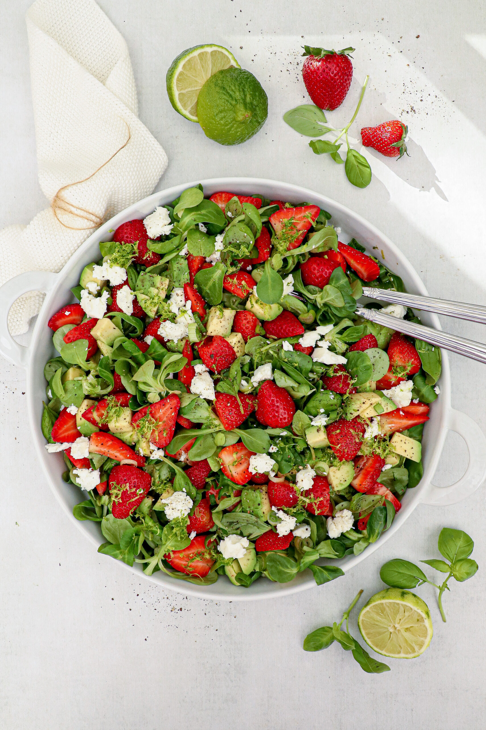 Jordbærsalat med avocado og feta - Opskrift på salat med jordbær