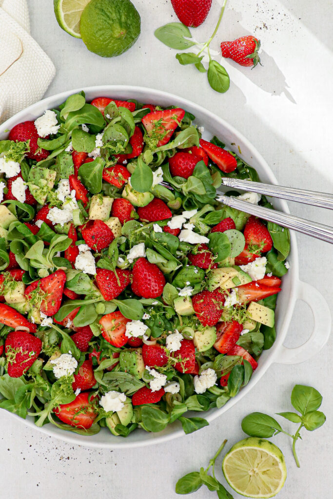 Jordbærsalat med avocado og feta - Opskrift på salat med jordbær