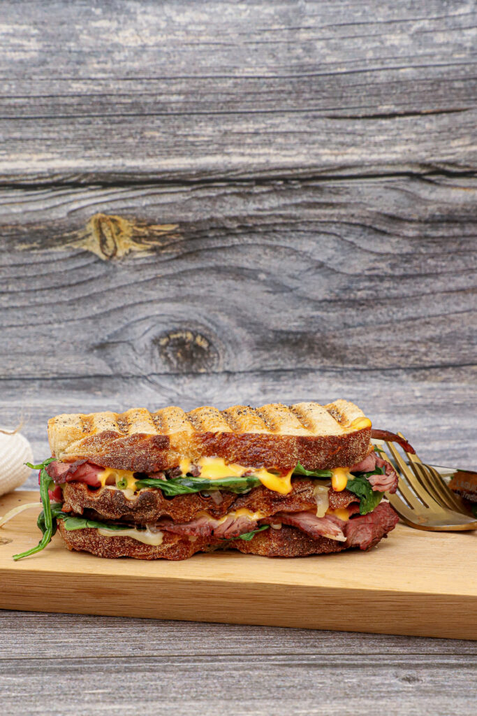 Steak sandwich med smeltet ost - Opskrift på steak sandwich
