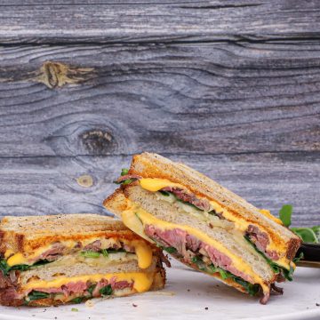 Steak sandwich med smeltet ost - Opskrift på steak sandwich