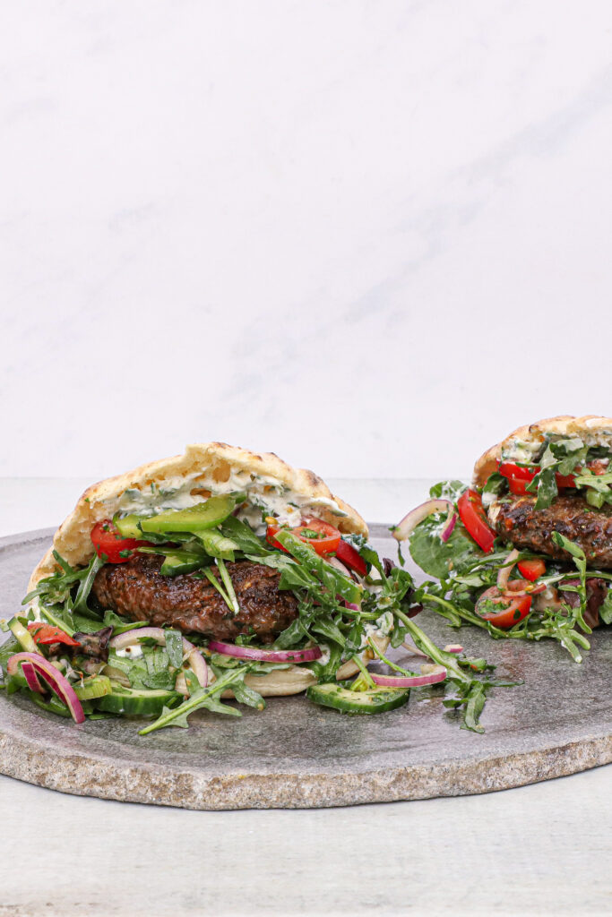 Græsk pita burger med græsk bøf - Opskrift på pita med græsk bøf
