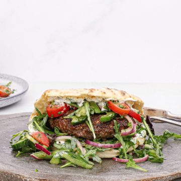 Græsk pita burger med græsk bøf - Opskrift på pita med græsk bøf
