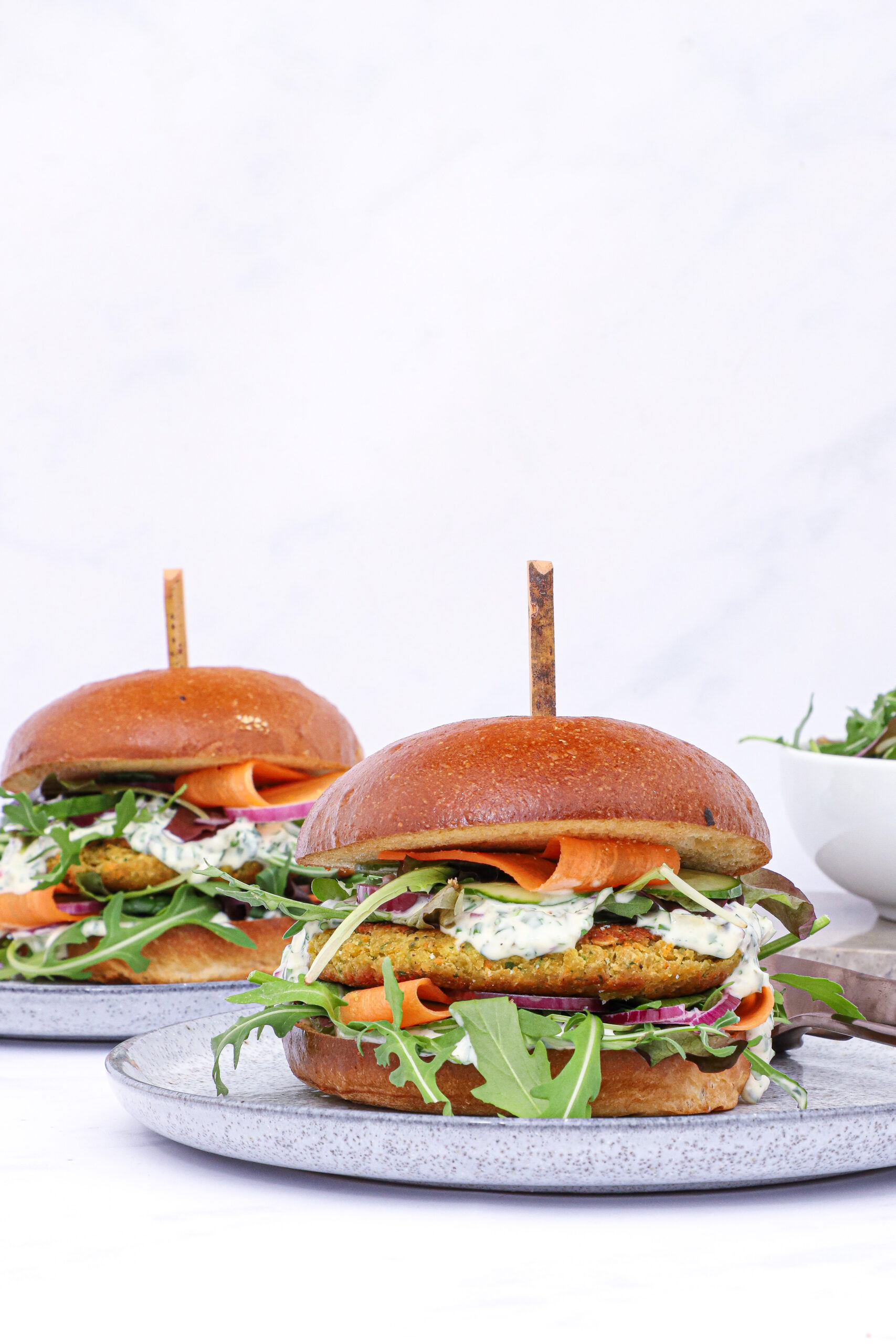 Vegetar burger med kikærtebøf og urtedressing - Opskrift på kikærtebøffer