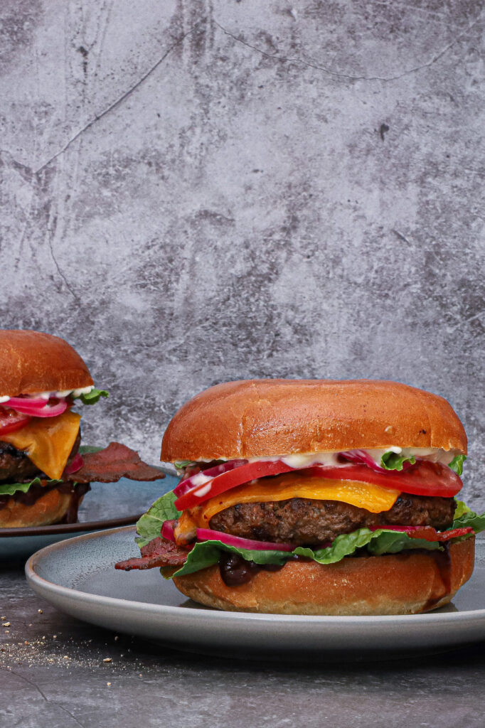 Barbecue bacon cheese burger - Opskrift på BBQ burger