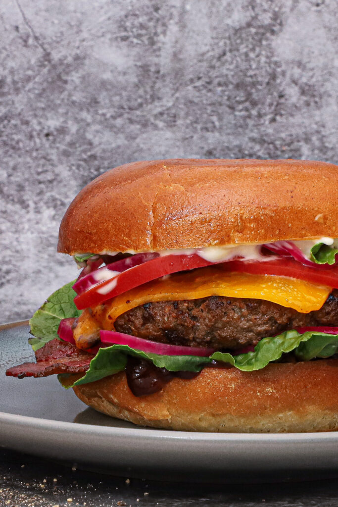 Barbecue bacon cheese burger - Opskrift på BBQ burger