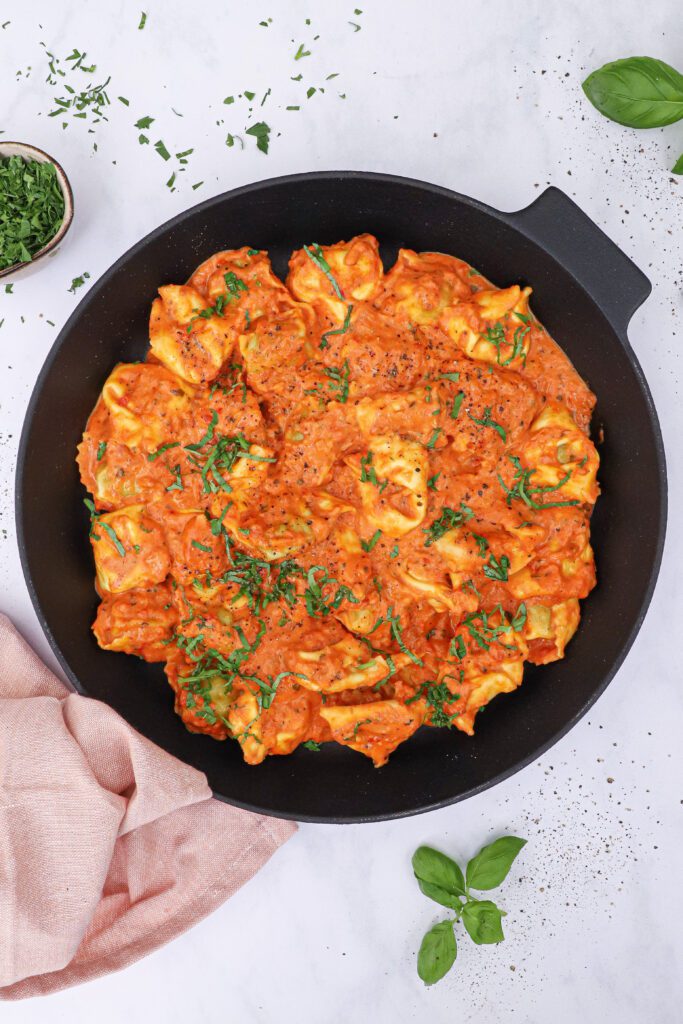 Tortellini i cremet tomatsauce - Opskrift på tortellini i tomat flødesauce
