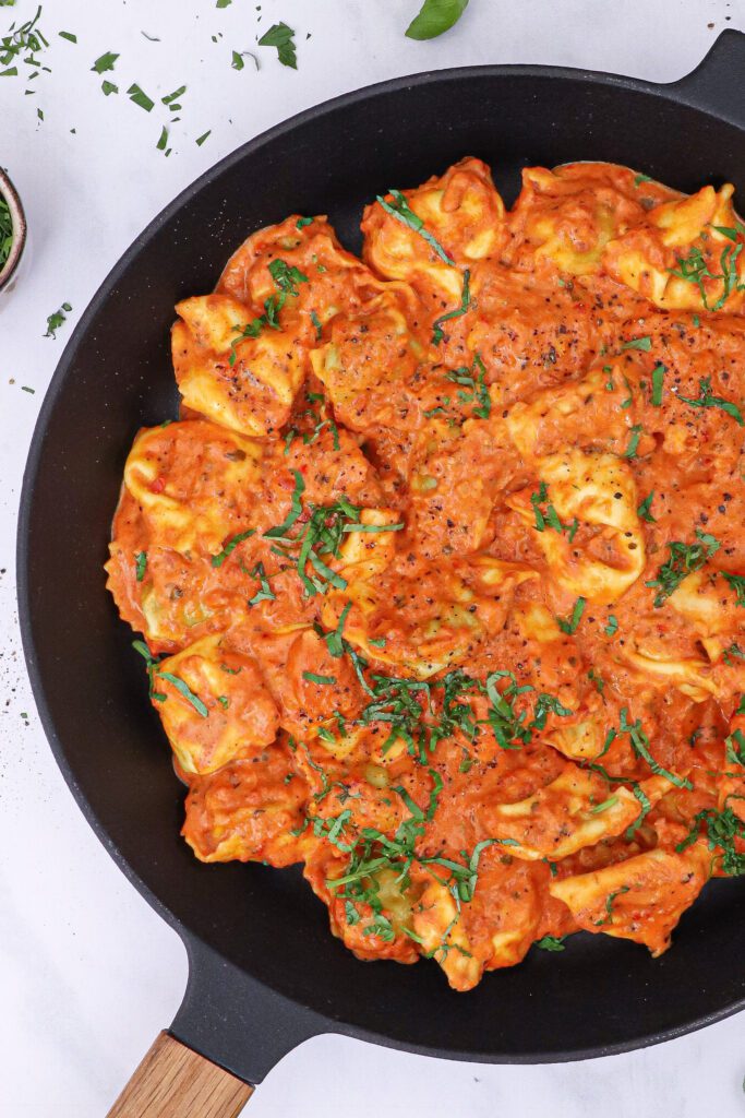 Tortellini i cremet tomatsauce - Opskrift på tortellini i tomat flødesauce