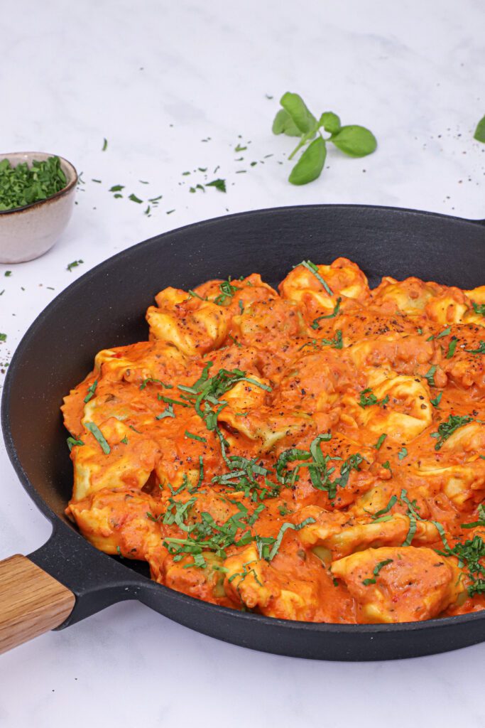 Tortellini i cremet tomatsauce - Opskrift på tortellini i tomat flødesauce