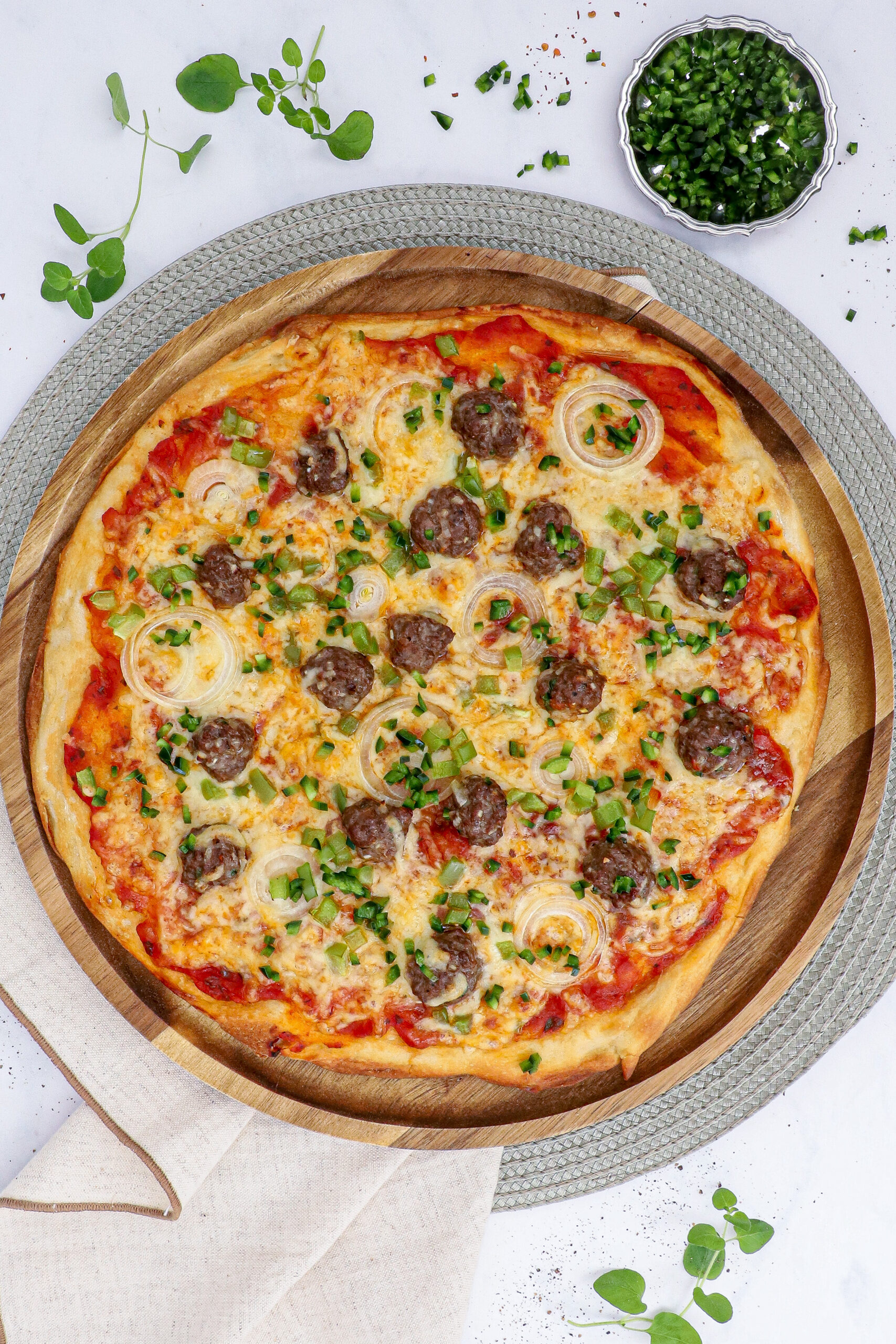 Pizza med spicy kødboller, peber og løg - Opskrift på spicy kødboller