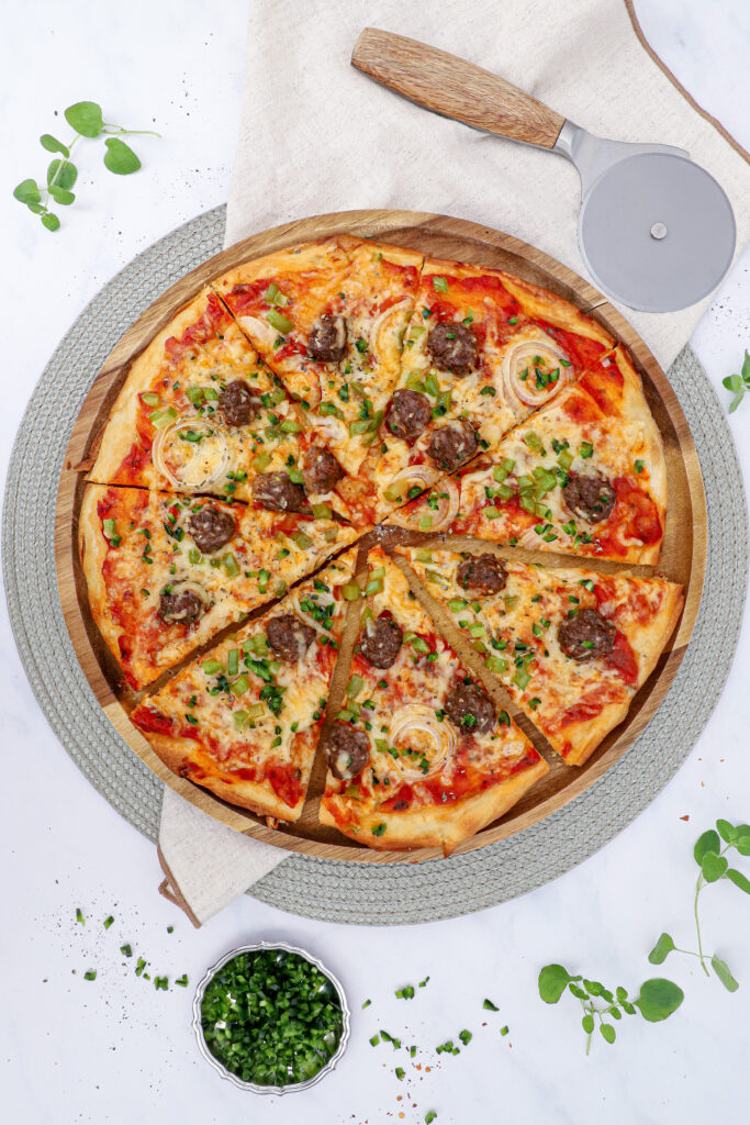 Pizza med spicy kødboller, peber og løg - Opskrift på spicy kødboller