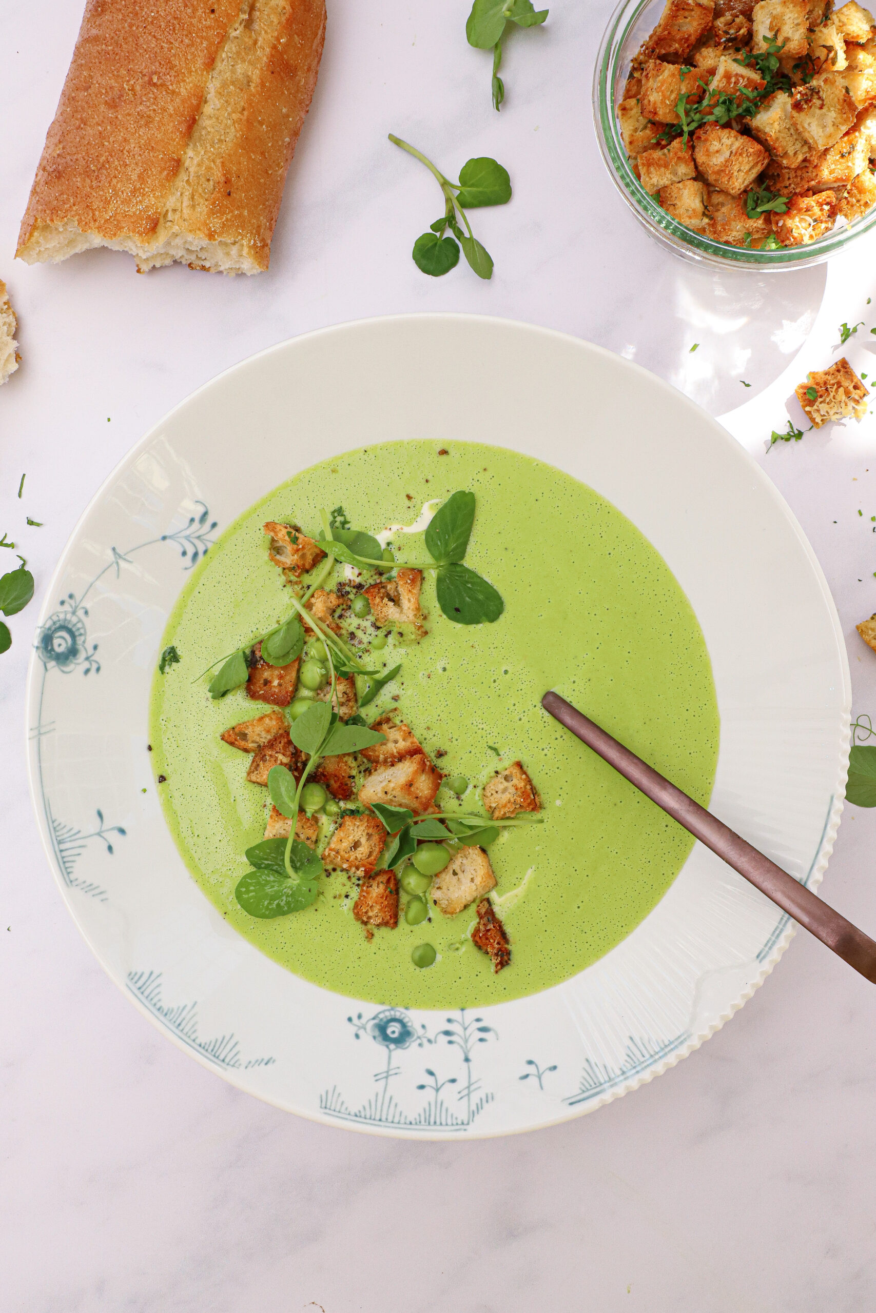 Cremet ærtesuppe med parmesan croutoner - Opskrift på cremet ærtesuppe