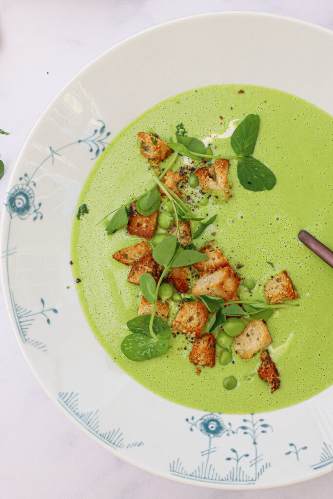 Cremet ærtesuppe med parmesan croutoner - Opskrift på cremet ærtesuppe
