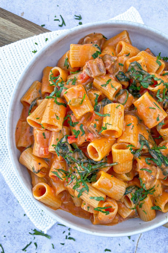 One pot pasta med chorizo, grønt og fløde - Opskrift på one pot pasta