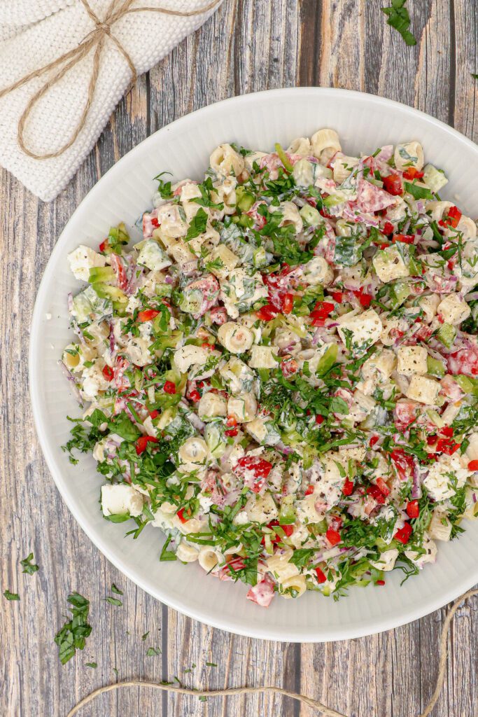 Cremet pastasalat med dilddressing - Opskrift på pastasalat med dilddressing