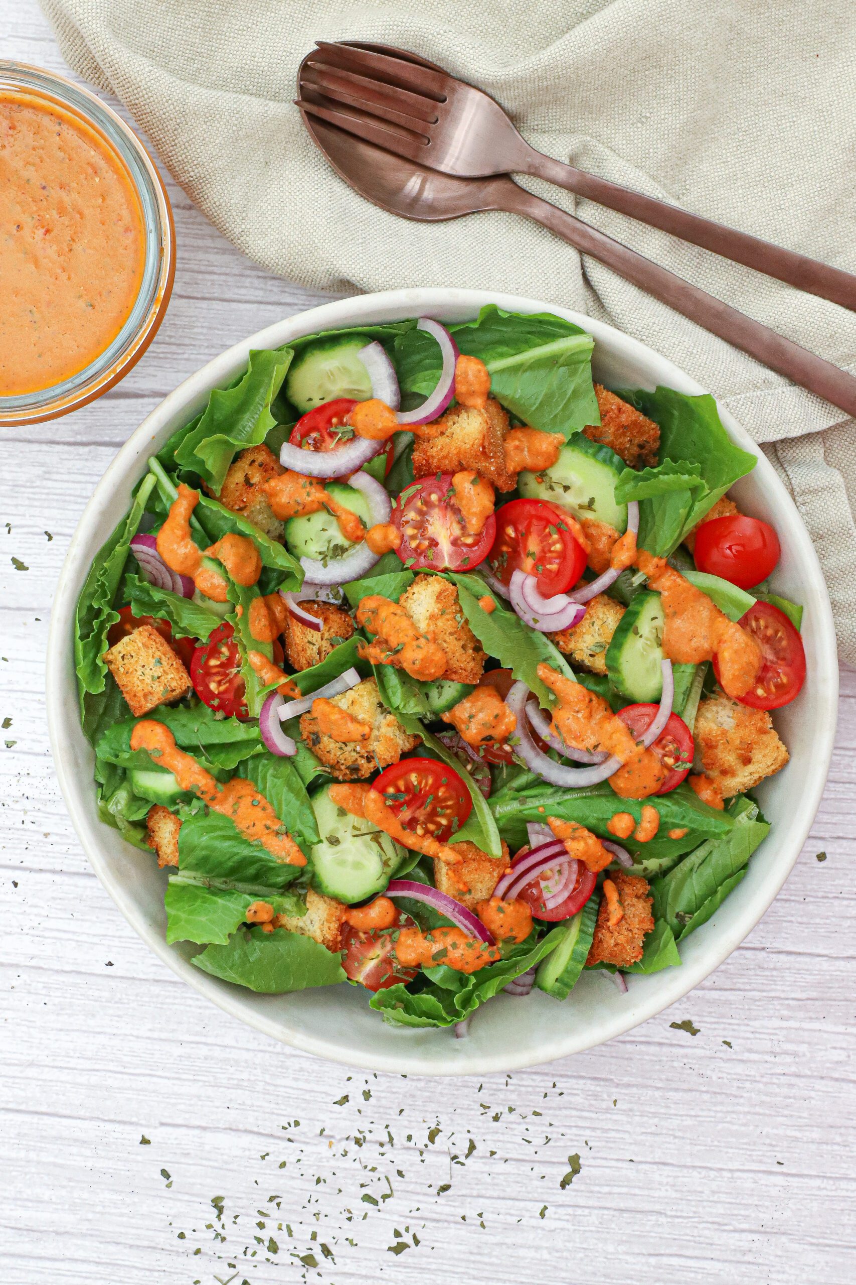 Grøn salat med tomat vinaigrette og croutoner - Opskrift på nem salat